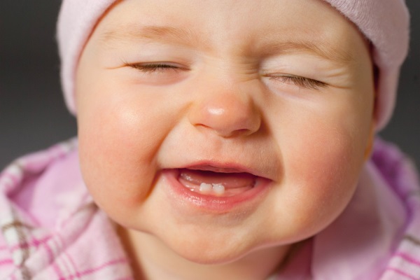 Triệu chứng khi trẻ sơ sinh mọc răng