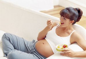 Chia nho bua an trong ngay 300x206 - Những lưu ý về chế độ dinh dưỡng cho bà bầu trong suốt thai kỳ