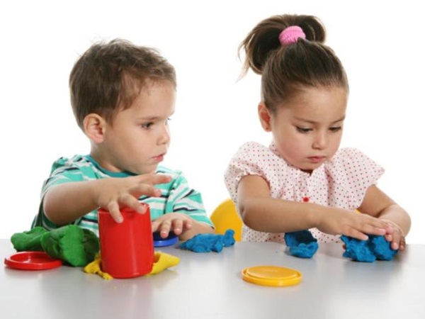 do choi nan dat cho be 3 tuoi - Trẻ 3 tuổi nên chơi đồ chơi nào mới tốt nhất?