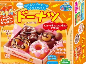 do choi nau an Nhat Ban lam banh donut 300x225 - Những loại đồ chơi nấu ăn của Nhật Bản tốt nhất cho bé