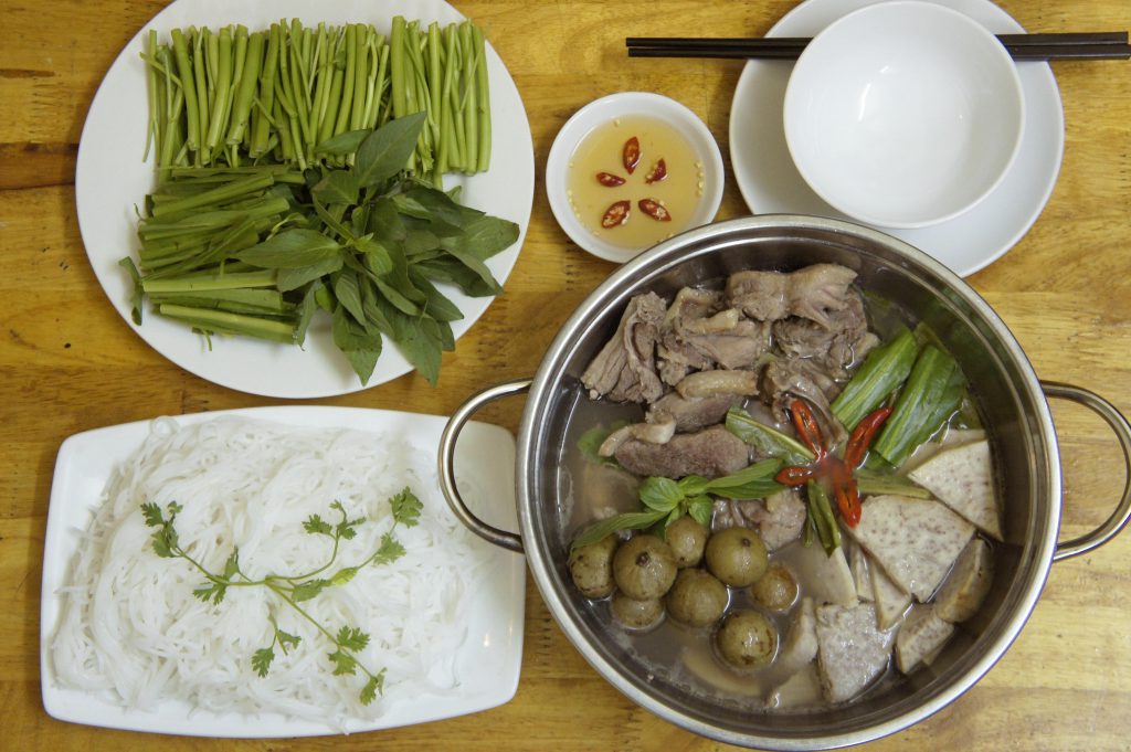 Lau-vit-om-sau-chua-thanh-ngon-mieng