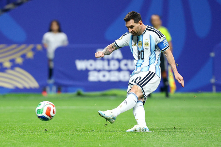 HLV Argentina: Messi vẫn tiếp tục đá phạt đền nếu muốn