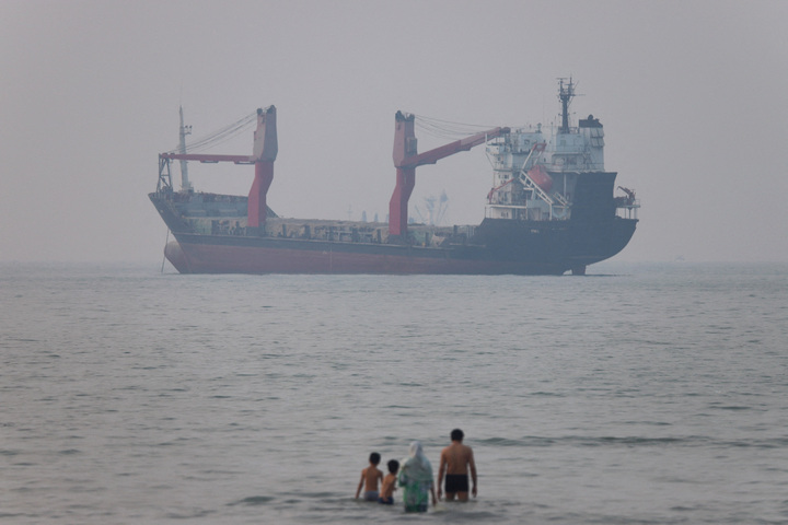 Tàu chở dầu bị vật thể bay không xác định tấn công tại eo biển Hormuz